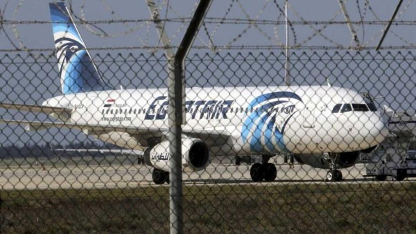 Localizan posibles restos del avión de EgyptAir frente a la isla de Creta