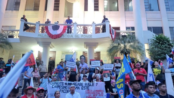 Panameños realizan vigilia frente a la Corte, a la espera del fallo.