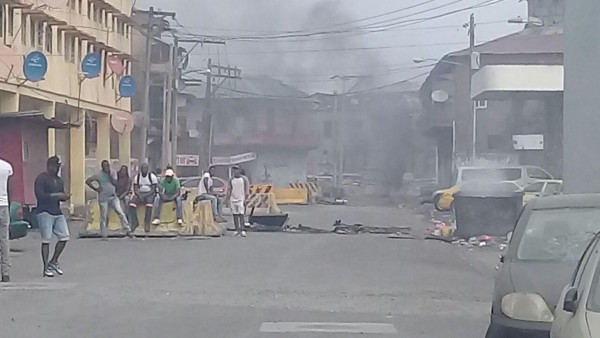 Agreden al director de la Policía Omar Pinzón en medio de las protestas en Colón