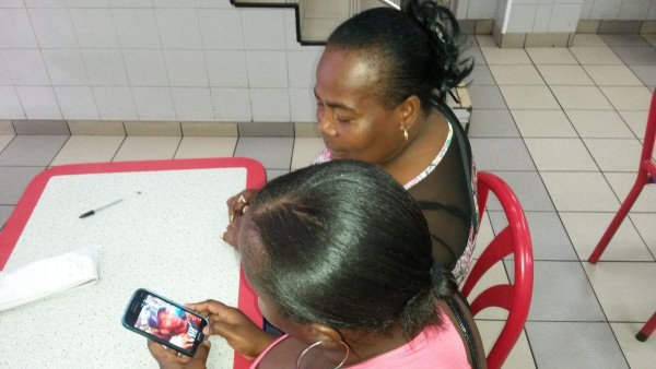 Rubiela y su hija contemplan la foto de Orlando.