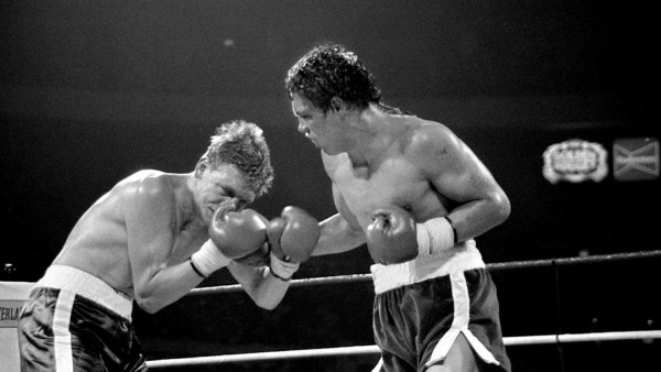 El boricua Luis Resto (d) conecta brutalmente al estadounidense Billy Collins Jr.