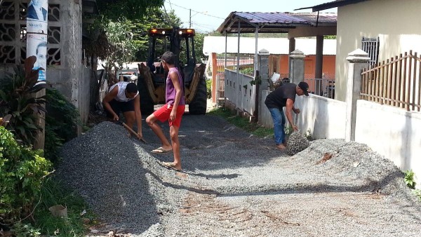 Residentes no permitirán que el MOP les retire el material para construir la calle.