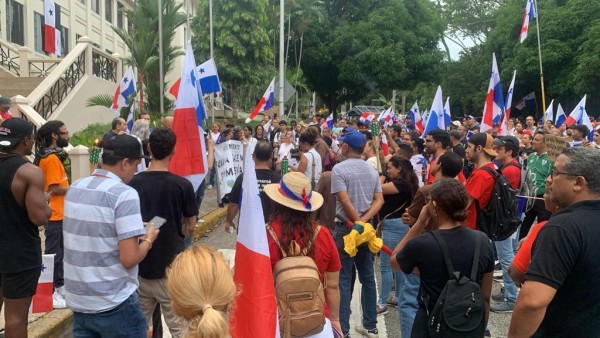 Los manifestantes hacen vigilia en la Corte hasta que resuelvan las demandas de inconstitucionalidad.