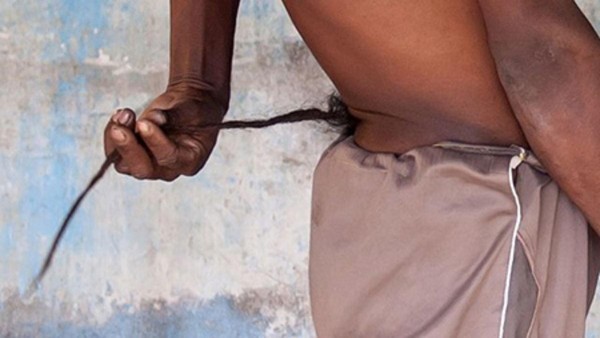 Hombre con cola es venerado como dios