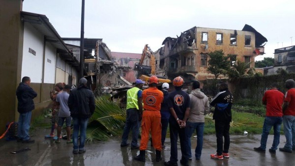 Realizan demolición de los dos caserones que se quemaron en Colón