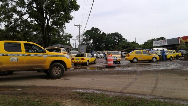 Taxistas de Metetí protestan y mantienen cerrada la carretera Panamericana