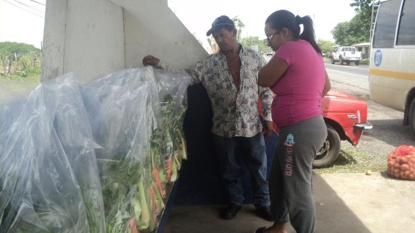 Las personas hacen su parada en el lugar para comprar las famosas puercas.
