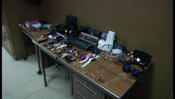 Objetos que tenían los supuestos asaltantes al momento de la captura.