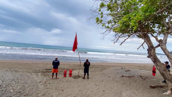 Colocan bandera roja en Playa Torio