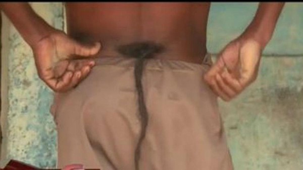 Hombre con cola es venerado como dios