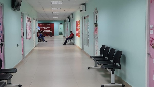 Las salas de atención a los pacientes están vacías.