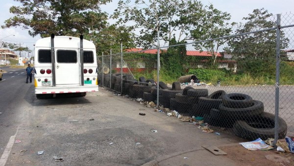 En la antigua piquera de buses de Vacamonte se mantiene gran cantidad de llantas.