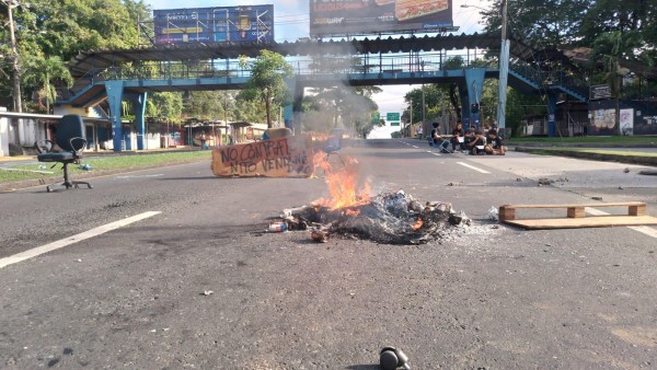 La vía Transístmica esta cerrada.