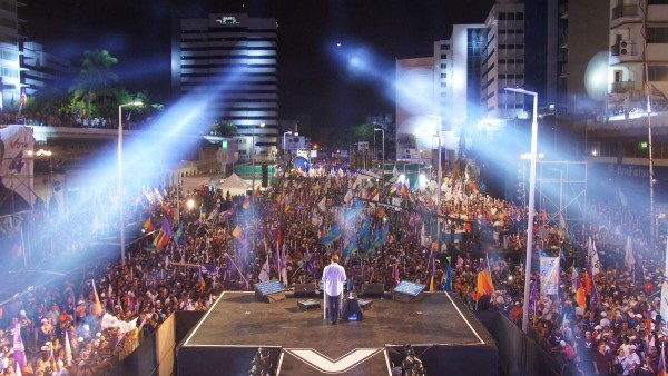 Miles de simpatizantes participaron de acto de cierre.