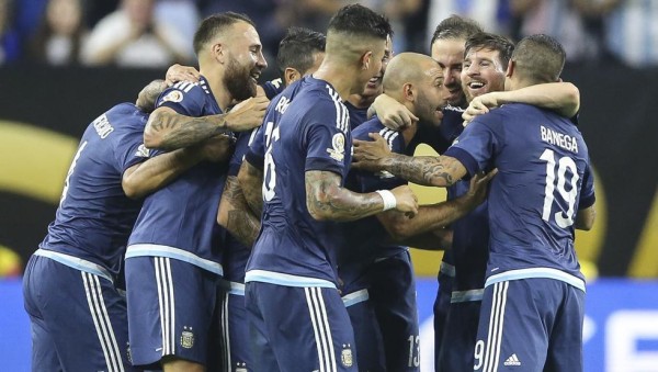 Jugadores de Argentina celebran gol de Lionel Messi con la sele.