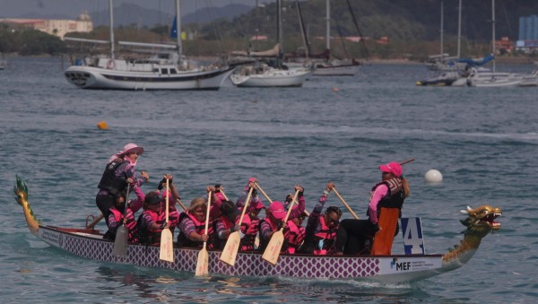 Los botes de dragón emocionan al ritmo de tambor en la Bahía de Panamá
