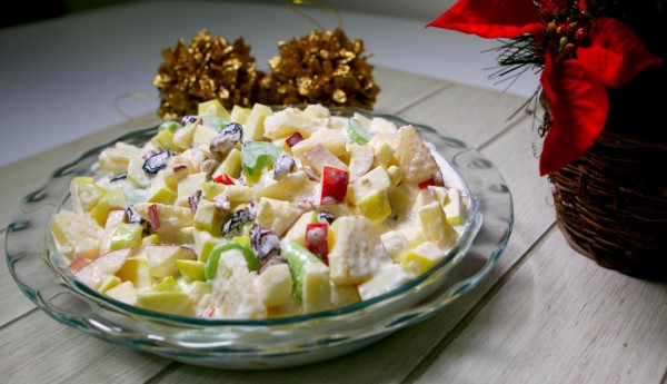 Ensalada de manzana mexicana hecha con crema y leche condesada, lo que la hace ser un excelente postre.