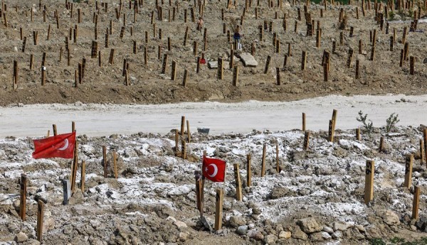 Vista general de un cementerio para las víctimas del terremoto en Hatay, Turquía, el pasado 3 de marzo.