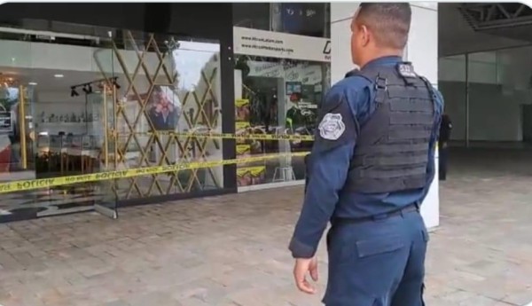 ¡Los tienen de relajo! Asaltan a otra joyería; ahora en la avenida México