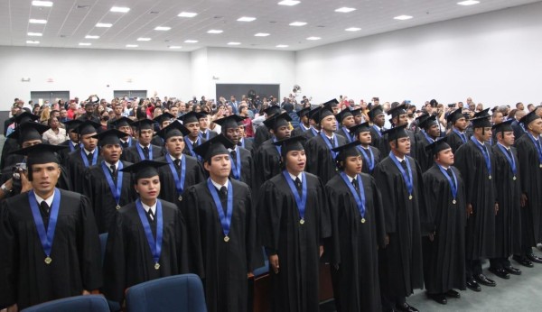 Universidad de Panamá titula a 45 nuevos profesionales de la Policía Nacional 