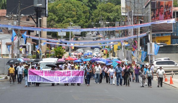 Educadores tienen una semana realizando acciones de calle, hoy continuarán.