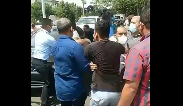 Protesta contra la rectora de la Unachi termina en enfrascamiento con conductores