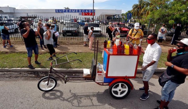 Supermercados cubanos llenan sus estantes para quienes pagan con divisas