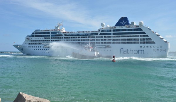 La embarcación de la compañía Fathom, filial de Carnival, el Adonia, deja el puerto hoy, domingo 1 de mayo de 2016, en su viaje inaugural de 7 días a Cuba, en el puerto de Miami (EE.UU.).