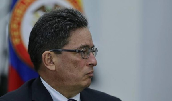 Citan a debate político al ministro de Hacienda colombiano por Papeles Panamá