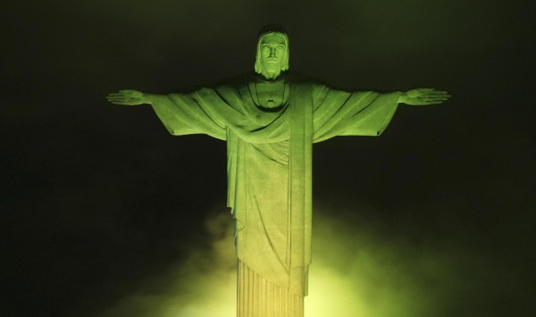 El Cristo Redentor se tiñe de verde y amarillo por Pelé