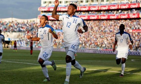 Jugadores de Honduras celebran el gol.