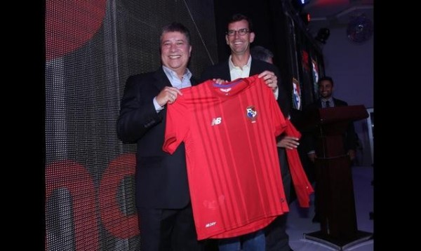 El director de la selección mayor de fútbol de Panamá, Hernán Darío El Bolillo Gómez.