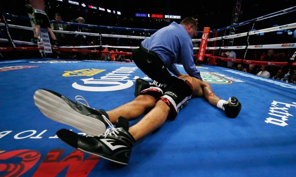 James Kirkland llama la atención de la referree después de ser derribado en el tercer asalto por Canelo Álvarez de México.