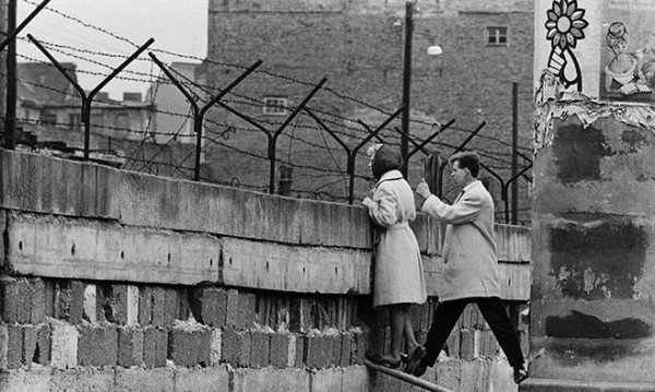 Conmemora el inicio del levantamiento del muro de Berlín