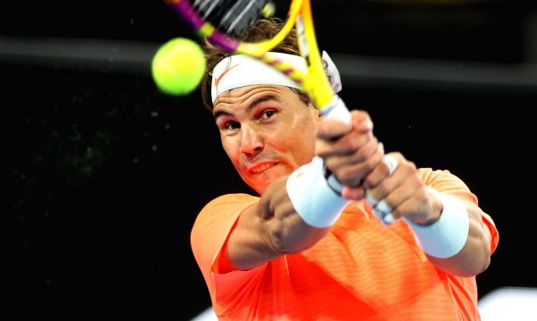 Nadal se impone a Thiem en dos mangas en su regreso a las pistas