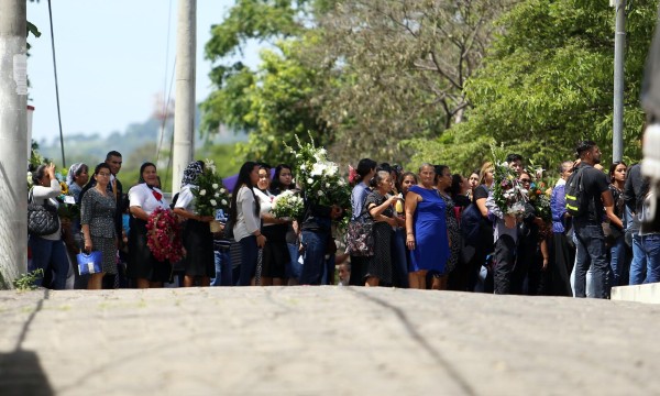 Sepultan en El Salvador los cuerpos de padre e hija ahogados en el río Bravo