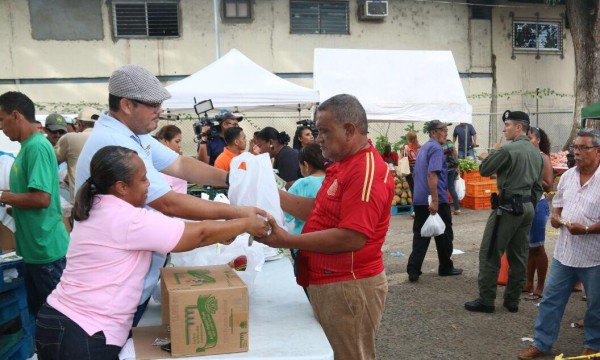 Consumidores aprovechan feria de productos navideños.