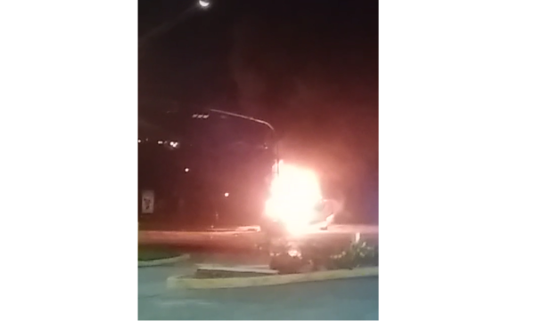 Conductor de auto choca contra poste, fallece y se incendia su auto