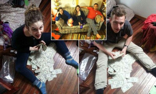 Jóvenes encuentran 40 mil dólares en un viejo sofá