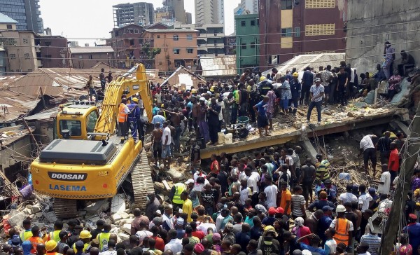 Al menos 12 muertos, la mayoría niños, al derrumbarse un edificio en Nigeria