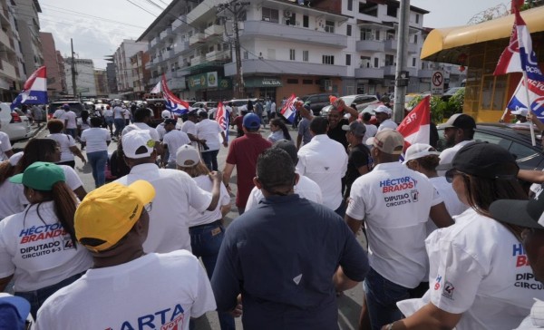 Masivo respaldo a Gaby en barrios de la capital