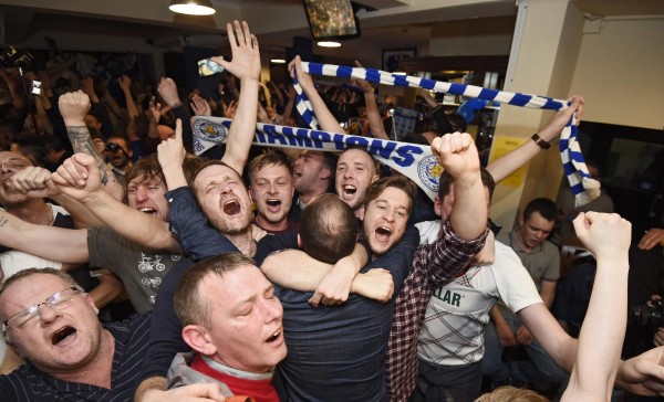 Seguidores del Leicester City celebran hoy, lunes 2 de mayo de 2016, tras el juego de la Premier League entre Chelsea FC y Tottenham Hotspur en Leicester (R.Unido).