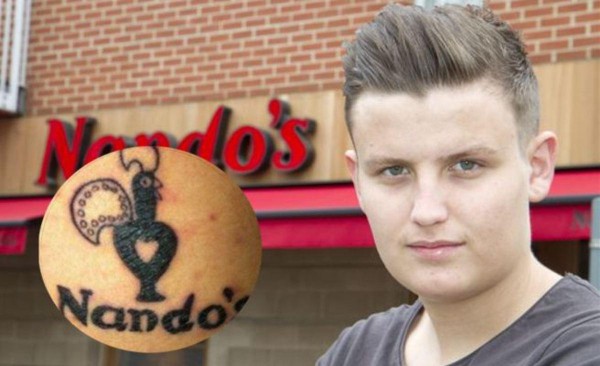 Se tatúa el logotipo de su restaurante favorito en la nalga