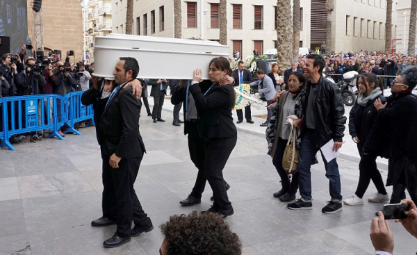 Españoles le dan el último adiós al pequeño Gabriel, asesinado por su madrastra