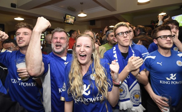 Seguidores del Leicester City celebran hoy, lunes 2 de mayo de 2016, tras el juego de la Premier League entre Chelsea FC y Tottenham Hotspur en Leicester (R.Unido).