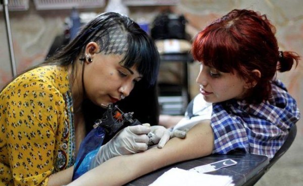 Diseñadoras y activistas cubanas demuestran su poder femenino con tatuajes.