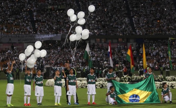 Los miles de colombianos despiden al Chapecoense.