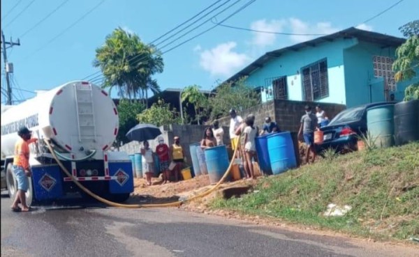 Abastecen de agua con carros cisternas a moradores de Burunga