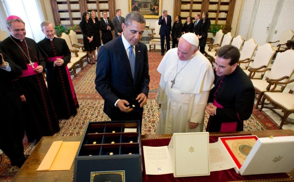 Presidente Barack Obama (I) junto al papa Francisco (d) en el estudio privado del Palacio del Vaticano.