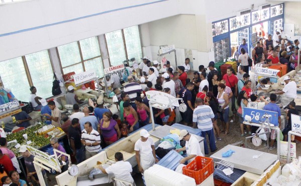 El el Mercado de Mariscos, ubicado en la avenida Balboa, ayer en la mañana estaba abarrotado por los ciudadanos.